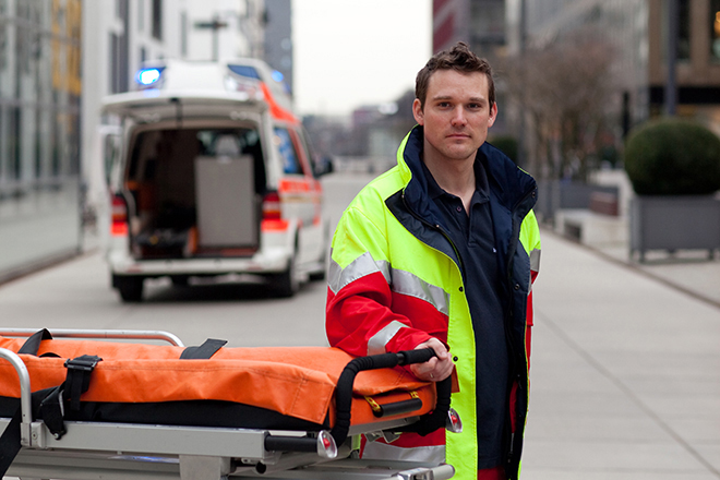 Foto: Einsatzkraft vor Krankenwagen